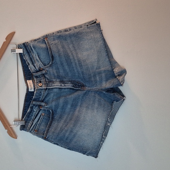 NWT Abercrombie & Fitch Blue Jean Shorts with Rainbow Heart Curve Love Size 31 - Picture 2 of 10